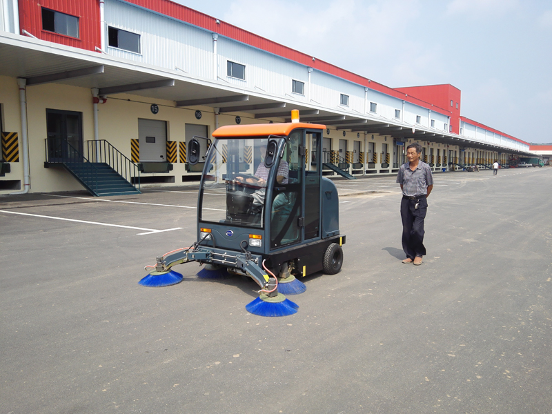 全封闭驾驶式清扫车Q8M应用于仓储中心