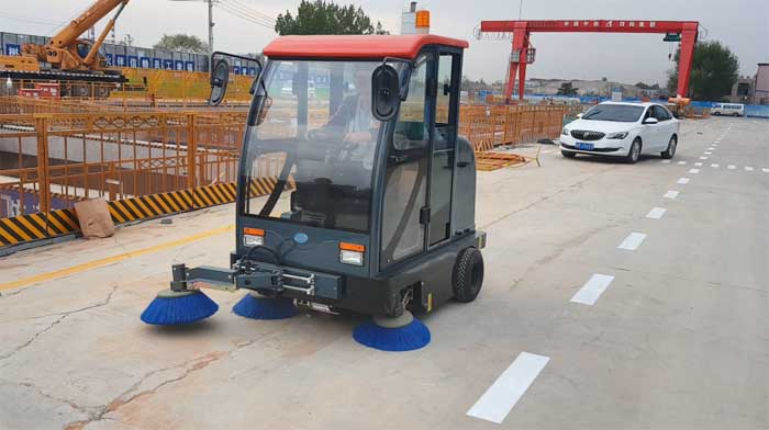 Q8M驾驶式扫地车助力青岛地铁施工环境改善